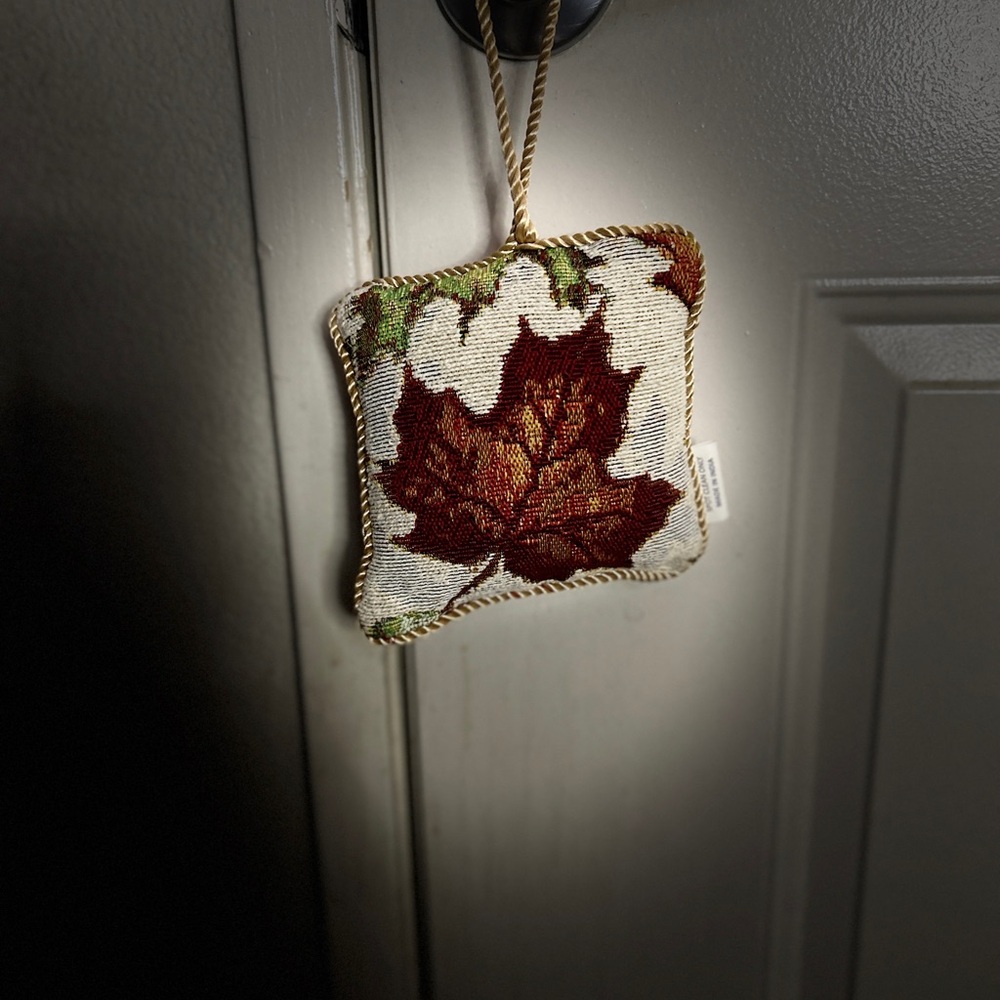 Vintage Tapestry Fall Leaf Door Hanging Pillow 5’X5.’